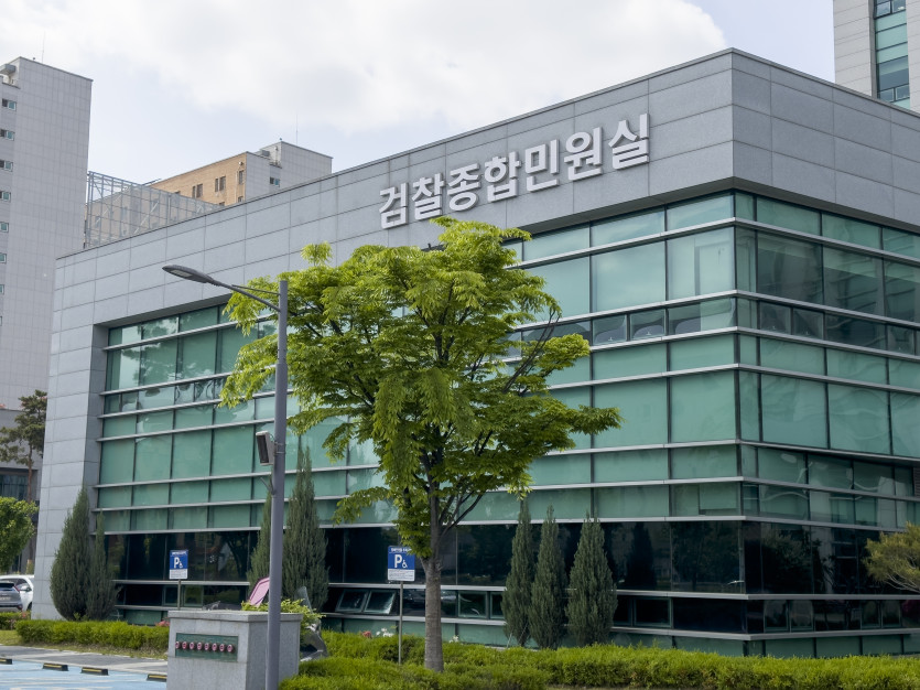 경찰 조사 전 피의자가 변호사와 진술 전략을 준비하는 서울동부구치소 면담 장면