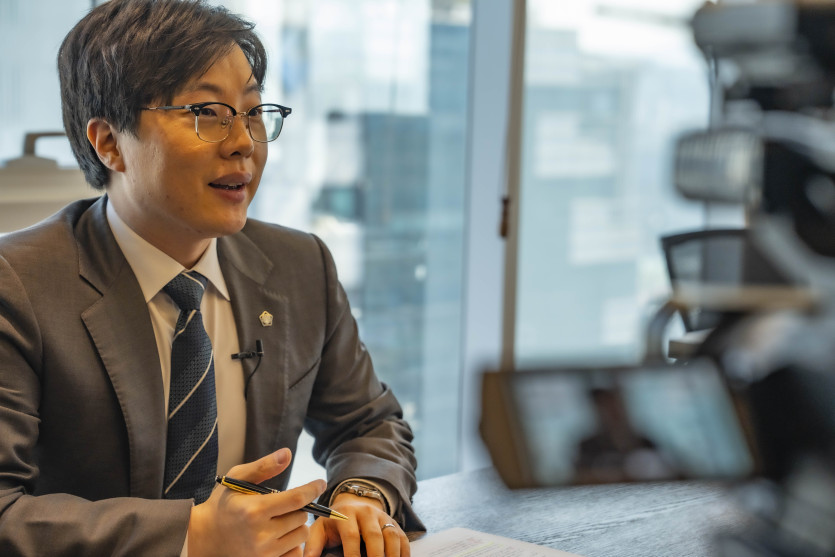 서울 사무소 내부 회의실에서 변호사들이 사건 전략을 논의하는 장면