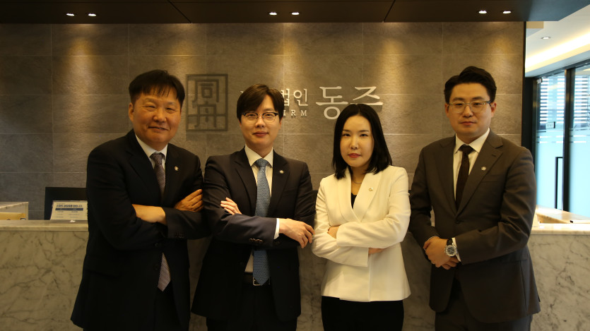 성범죄 혐의로 조사받는 의뢰인의 초기 진술 준비 장면