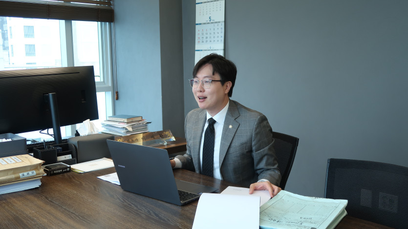 미성년자와 음주 후 성관계로 경찰조사를 앞둔 의뢰인과 법률 상담중인 변호사 사진
