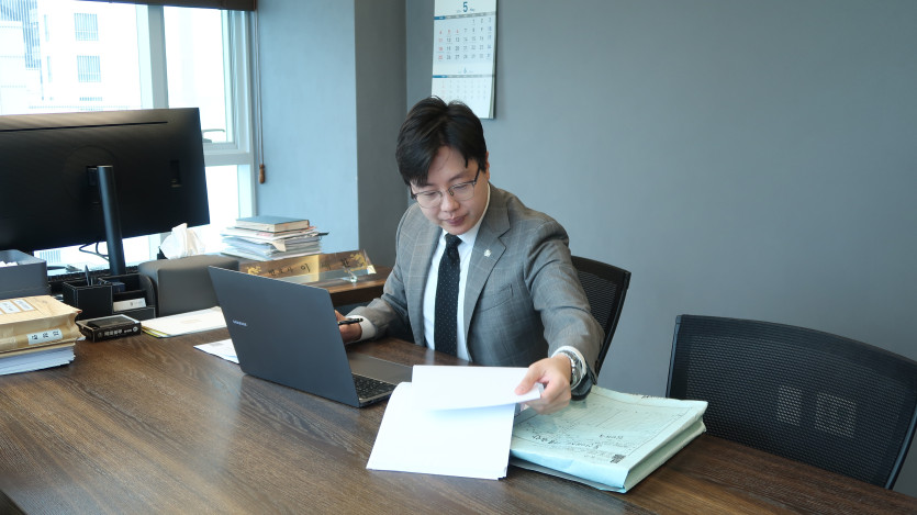 여자친구와의 성관계 영상을 촬영한 의뢰인과 법률 상담을 진행 중인 이세환변호사