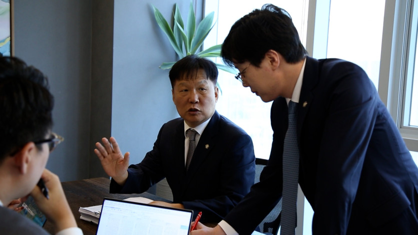 의뢰인에게 카촬죄의 성립요건과 처벌 가능성에 대해 안내하고 있는 박동진변호사
