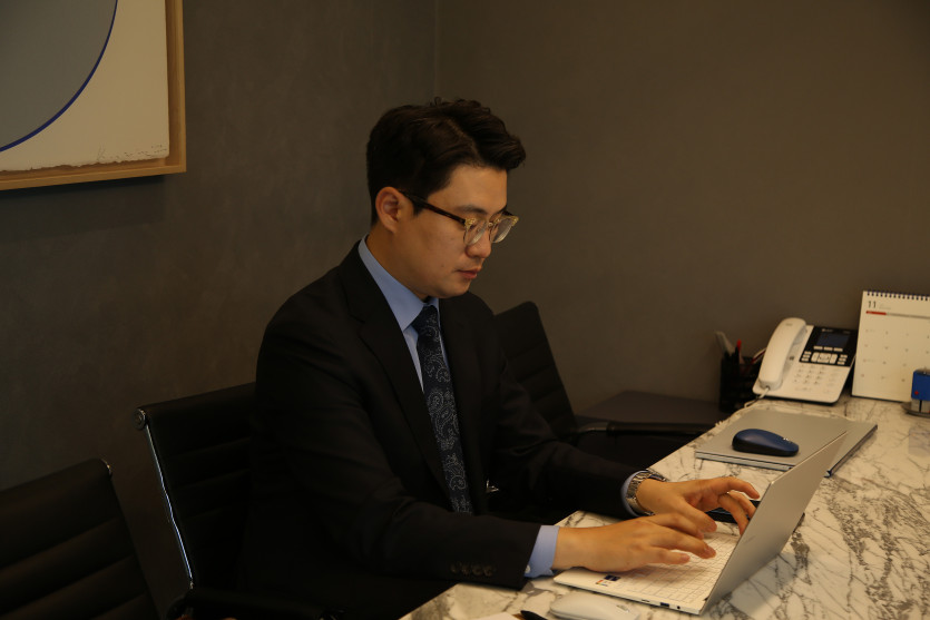 법무법인 동주 인천사무소에서 의뢰인의 사건을 검토하고 있는 조원진변호사