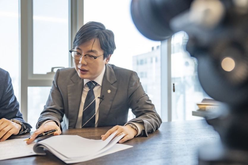 딥페이크 시청 경위에 대해 분석 내용을 피의자에게 설명 중인 대표 변호사의 모습