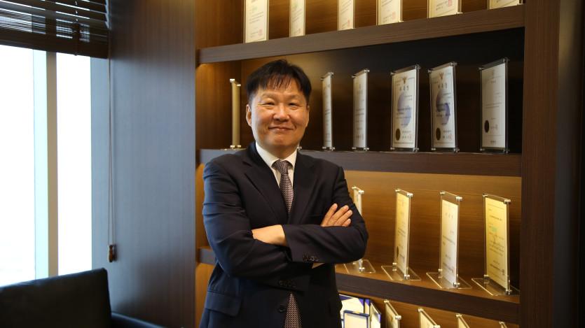 검사출신 박동진변호사가 팔짱을 끼고 웃고 있는 모습