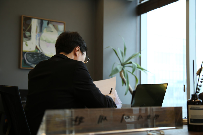 법무법인 동주 이세환 대표변호사가 변호인의견서를 작성하는 모습