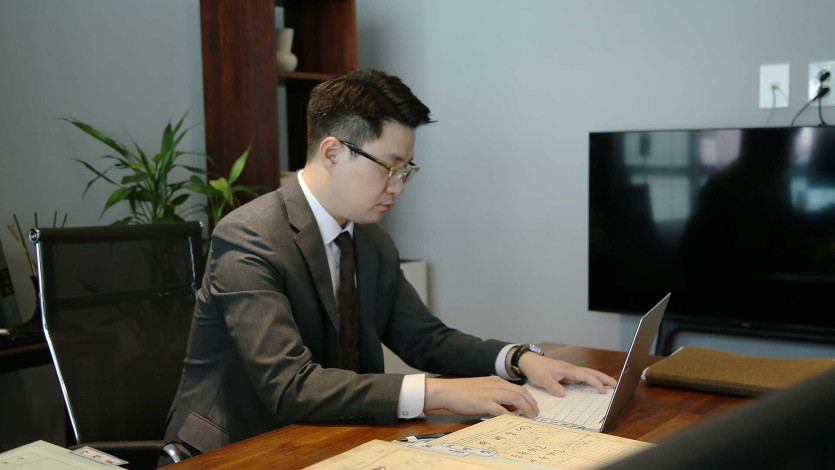 군검찰 국선변호인 출신 조원진변호사가 사무실에 앉아있는 모습