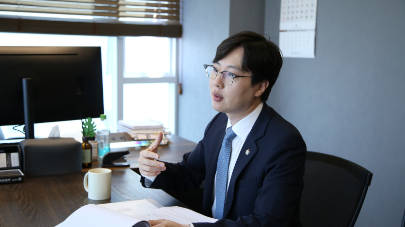 미성년자에게 sns로 조건만남 제안 후 경찰연락을 받은 의뢰인과 상담중인 변호사