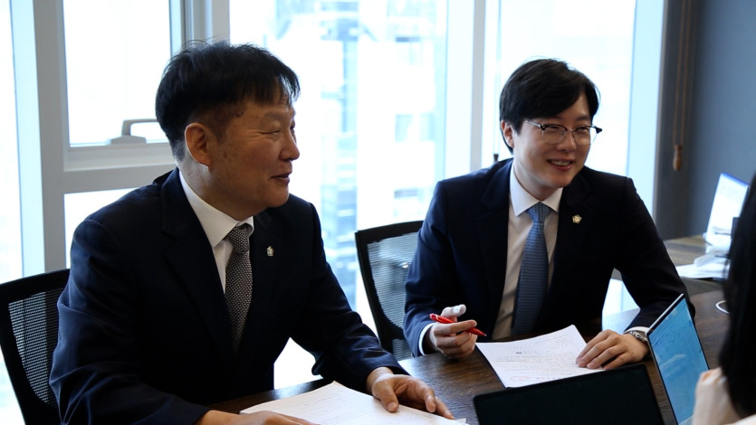 법무법인동주 대표변호사 2명이 함께 의뢰인의 카메라등이용촬영죄 혐의를 검토하는 모습
