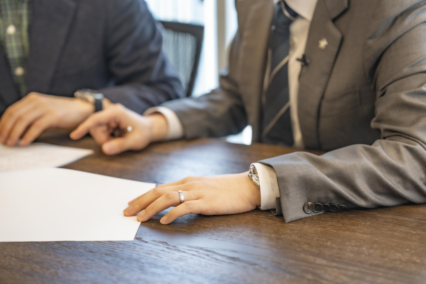 박동진 검사출신변호사가 의뢰인에게 카메라등이용촬영죄의 뜻을 설명하는 모습