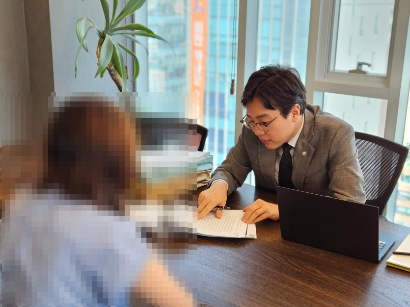 의뢰인에게 카촬죄 가중처벌의 위험에 대해 설명하는 이세환변호사
