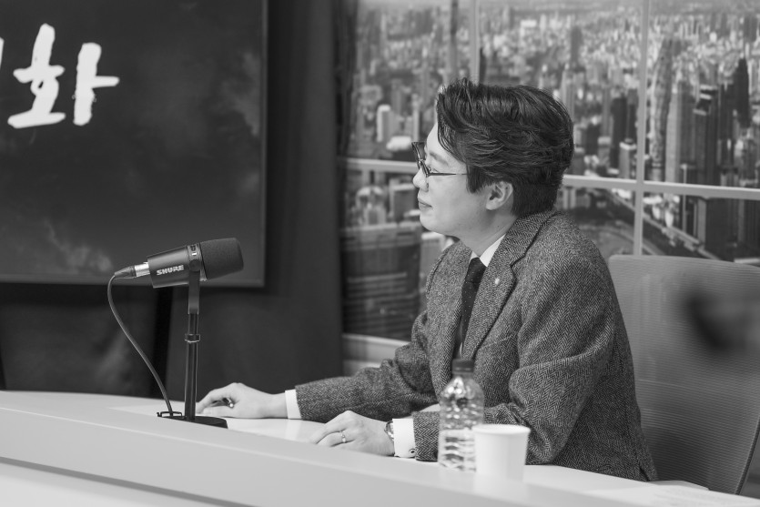 YTN 뉴스에 출연해서 카메라등이용촬영 혐의에 대해 법률 자문을 제공하는 이세환변호사