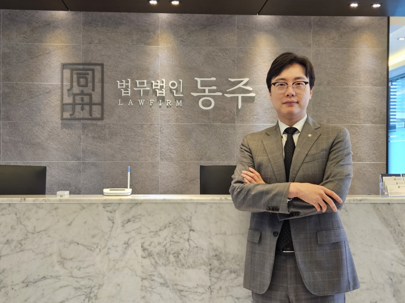 법무법인 동주 수원사무소 로비에 서 있는 이세환 대표변호사