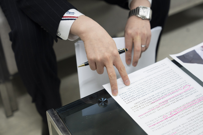 의뢰인의 경찰조사에 동행하여 권리 방어 전략을 검토하고있는 변호사