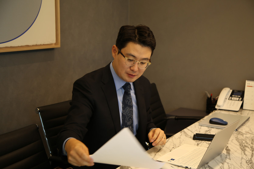 합의 하 성관계로 신고된 의뢰인의 혐의 사실을 검토하는 조원진변호사