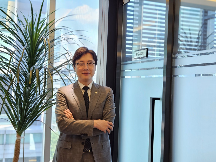 의뢰인과의 법률상담이 진행되는 법무법인 동주 사무실 앞에 서있는 이세환변호사