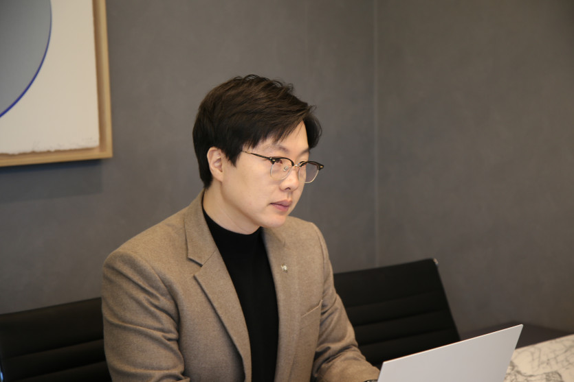 의뢰인의 혐의 내용을 검토하는 이세환변호사