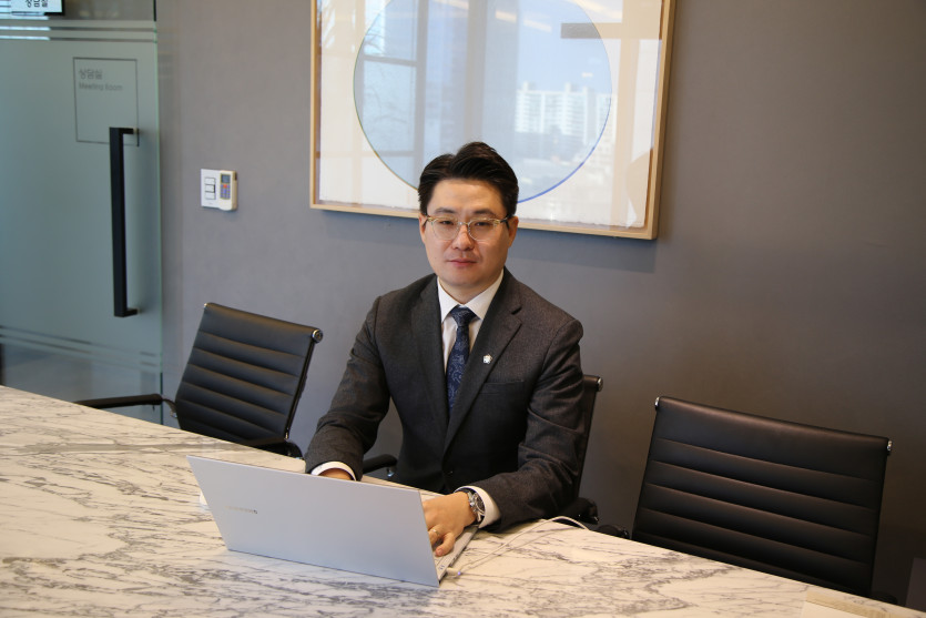 법무법인 동주 조원진변호사가 피의자에게 법률상담을 제공하는 모습