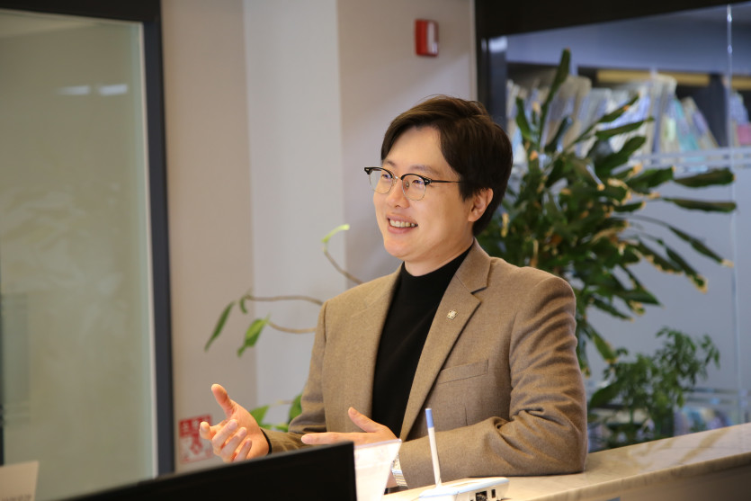법무법인 동주 이세환변호사가 입구에서 의뢰인을 맞이하는 모습