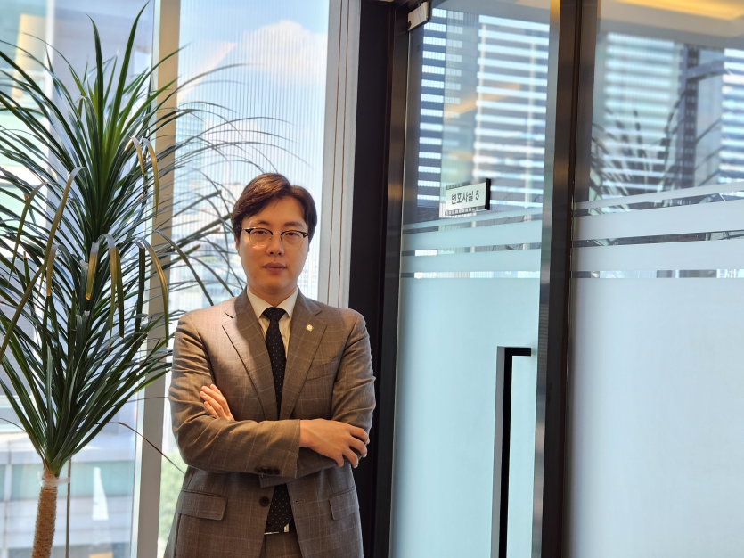 등촌동강제추행변호사 이세환 변호사 팔짱 낀 사진