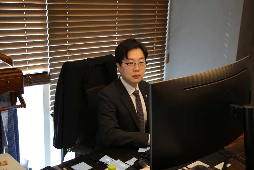방배동직장성추행변호사 이세환 변호사 모니터 보는 사진