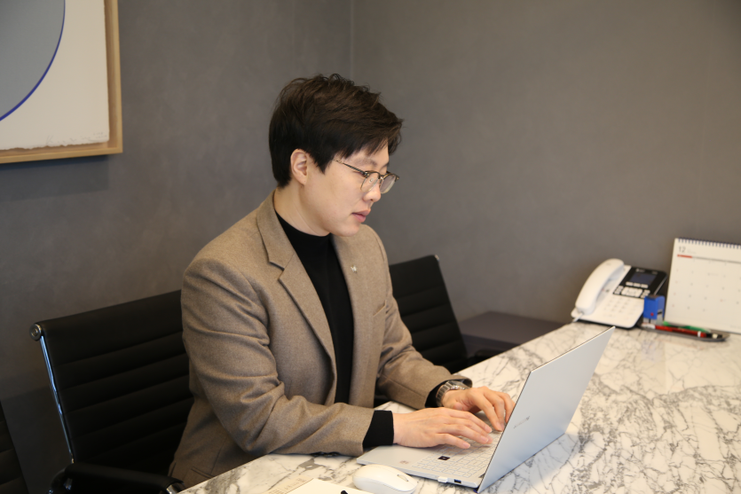 가평준강간변호사 이세환 변호사 서류 보는 사진