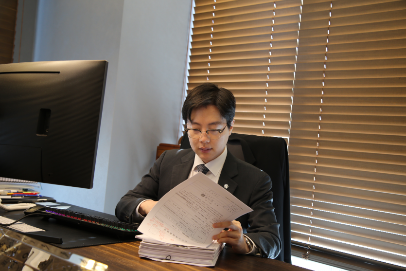 팔달성추행변호사 이세환 변호사 서류 보는 사진