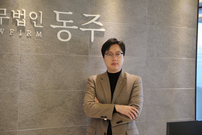 일원동강제추행변호사 이세환 변호사 팔짱 낀 사진