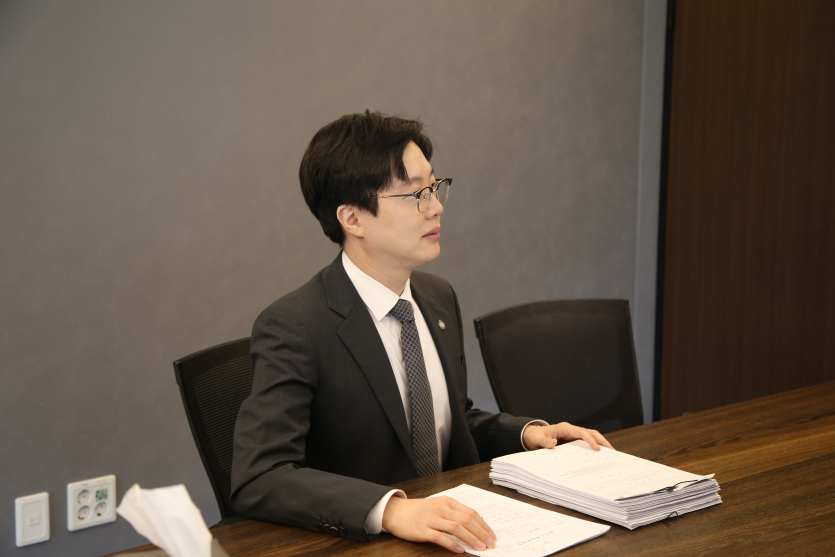 방이동성추행변호사 이세환 변호사 측면 사진