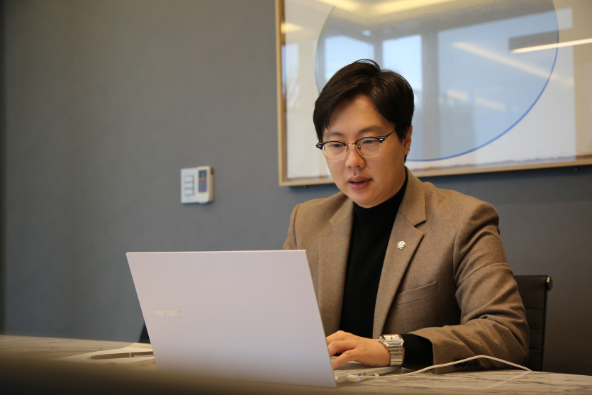 화곡동미성년자성범죄변호사 이세환 변호사 노트북 보는 사진