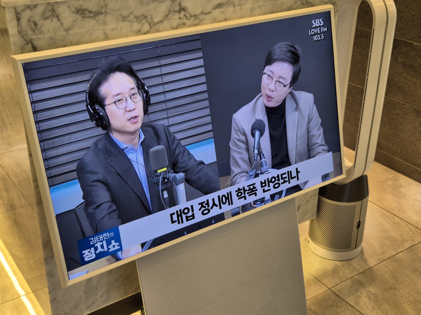 법무법인 동주 사무소 내부 모니터 사진