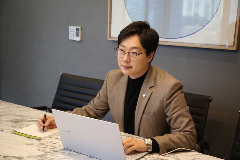 개포동불법촬영변호사 이세환 변호사 서류 작성하는 사진