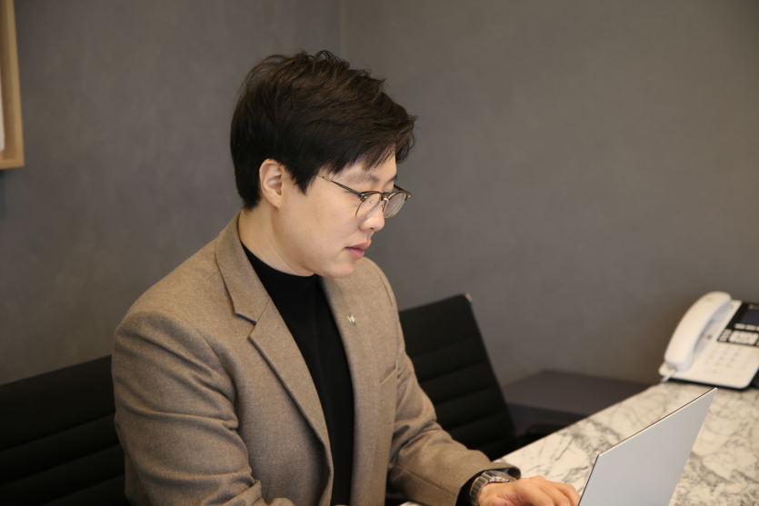 관악구성추행변호사 이세환 변호사 옆모습 사진