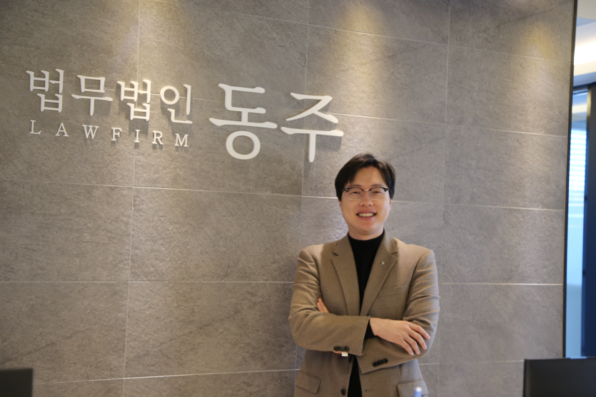 권선강제추행변호사 이세환 변호사 팔짱 낀 사진
