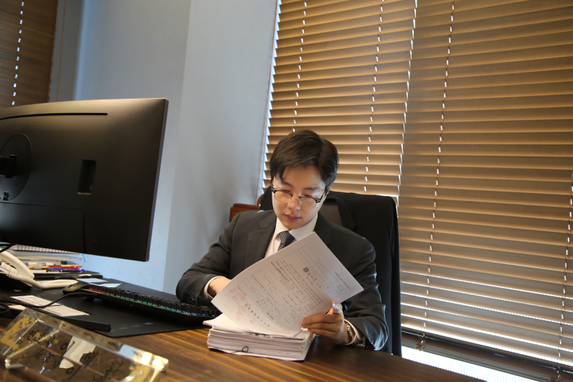 포천성추행변호사 이세환 변호사 서류 보는 사진