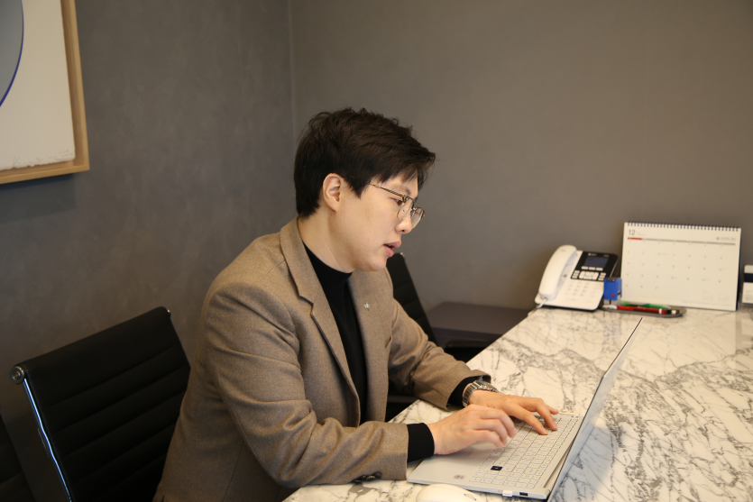 영등포강제추행변호사 이세환 서류 보는 사진