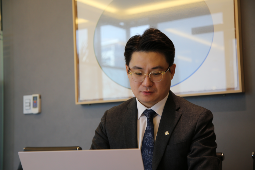 장안성매매변호사 조원진 변호사 노트북 보는 사진