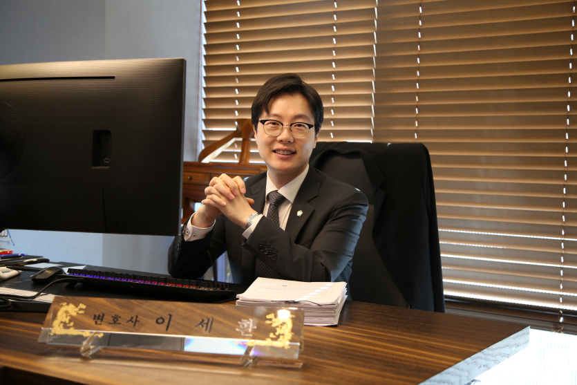 등촌동디지털성범죄변호사 이세환 웃는 사진