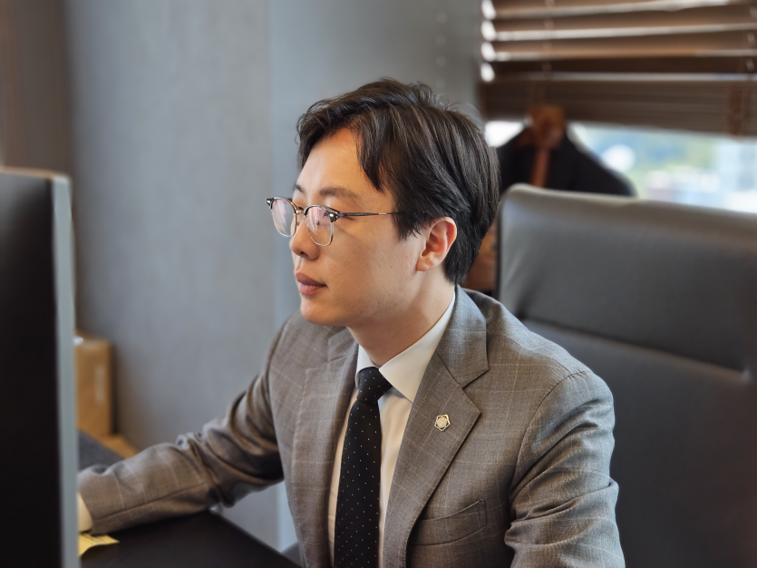 팔달성매매변호사 이세환 변호사 모니터 보는 사진